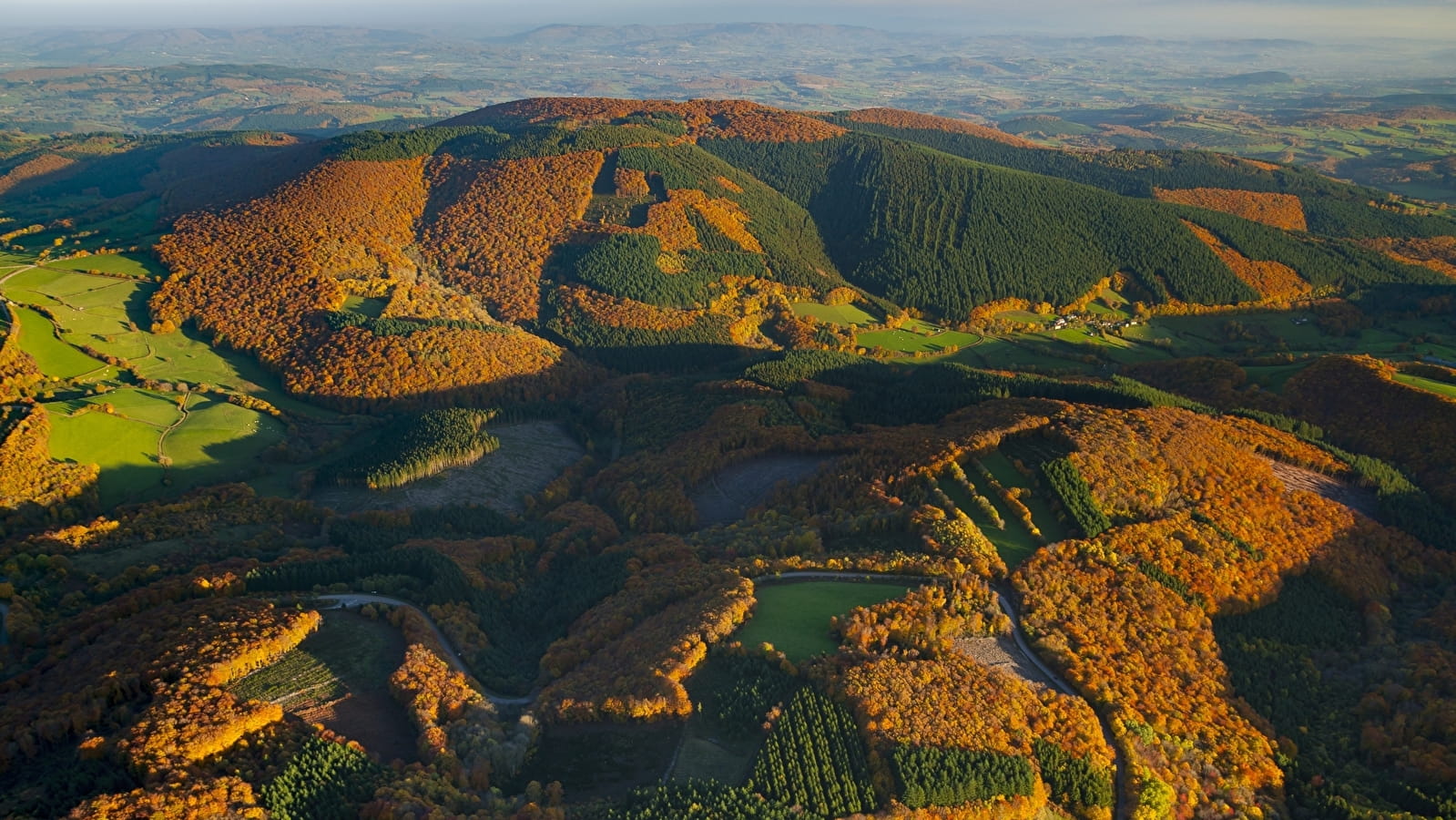 Vue panoramique depuis le sommet du Mont Beuvray, sur les forĂŞts du Morvan en Bourgogne